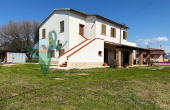 CASALE INDIPENDENTE CON GIARDINO (PESCIA ROMANA 549)